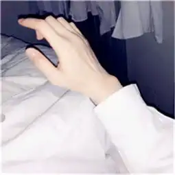禁欲范男生半身头像假装很坚强
