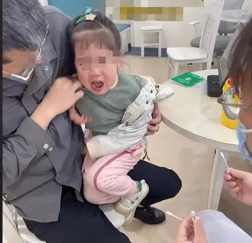 男童顶替打针后续娃妈死磕到底,邻居威胁放话,底裤被扒太炸裂
