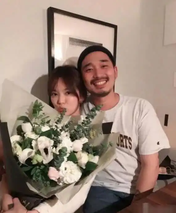 宋慧乔离婚后无顾忌,多次与男性亲密合照,整个人被刘亚仁圈在怀里
