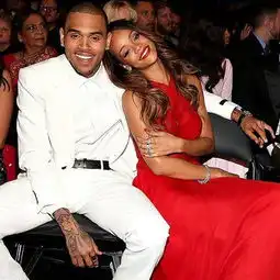 布朗否认与蕾哈娜再次分手承诺不再对女友施暴
