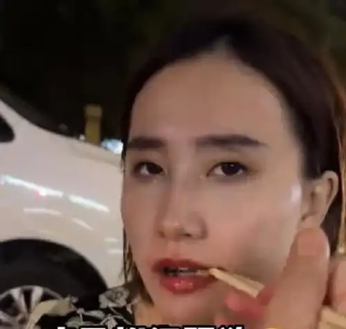 四川一男子兴高采烈为妻子剥小龙虾,却被嫌弃,得知原因网友乐了
