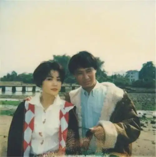 王菲29年前短发照片被疯传,网友有谁认识身边搂着她的男人
