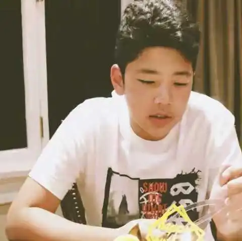 郭涛晒10岁女儿跳舞,穿短裙长腿好亮眼,模样好像哥哥石头
