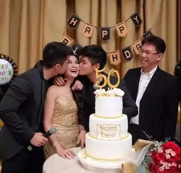 50岁阿姨性感完爆18岁少女,与儿子合影像情侣

