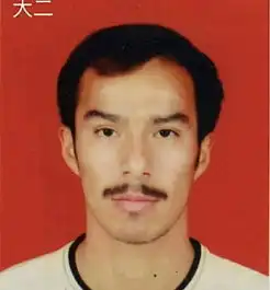 快速成熟,男生晒小学到大二证件照,看到最后兄弟你经历了什么
