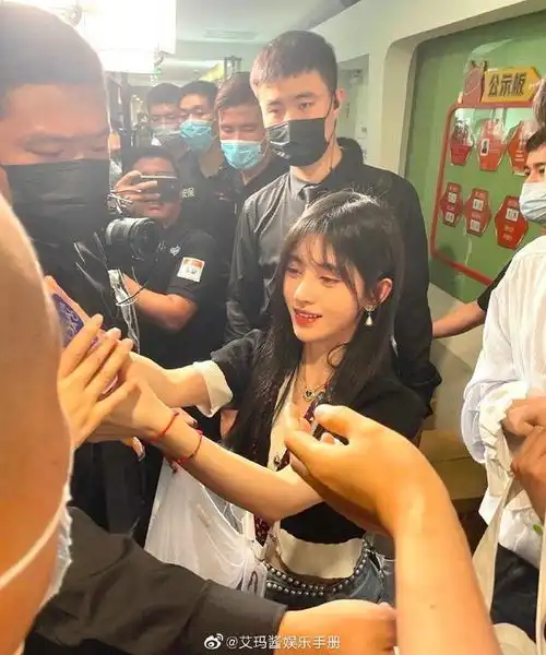 鞠婧祎的路人生图,网友氛围感没有了,但发质和发量是我羡慕的

