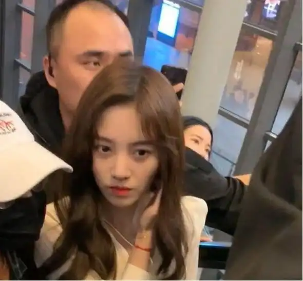 当女明星保镖有多幸福看清放在鞠婧祎背后的手,男粉表示很羡慕
