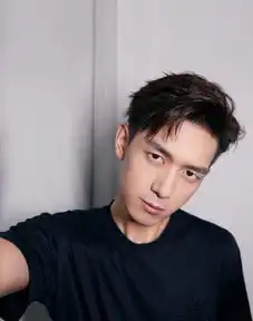 现男友李现一袭黑色着装,帅气十足
