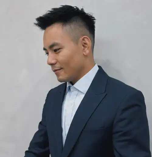 四十岁男人,建议剪这3款简单露额发型,没有刘海更成熟帅气
