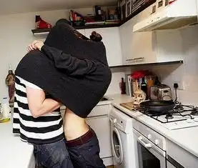 情侣相爱图片爱一个人就是在漫长的时光里和他一起成长
