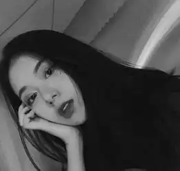 入心的现实句子生活像一个迷宫,而我学会了伪装,置身其中
