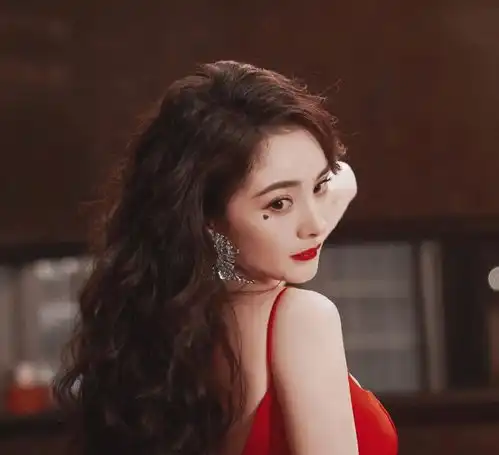 星光大赏迪丽热巴长裙惊艳,偶遇杨幂打招呼,关系好坏一眼便知
