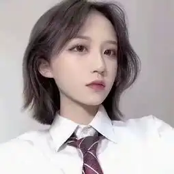 黑西服白衬衫中分帅男
