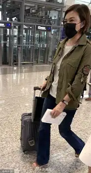 组图关之琳休闲装现身上海机场摘口罩与男粉丝合影人美心善
