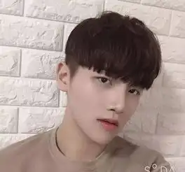 男生没有锡纸烫也很帅,这几款春夏潮流发型很流行
