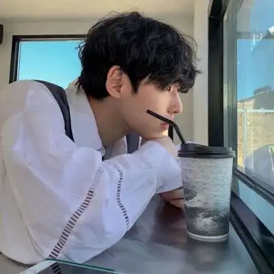 这样的男生不靠谱,建议远离
