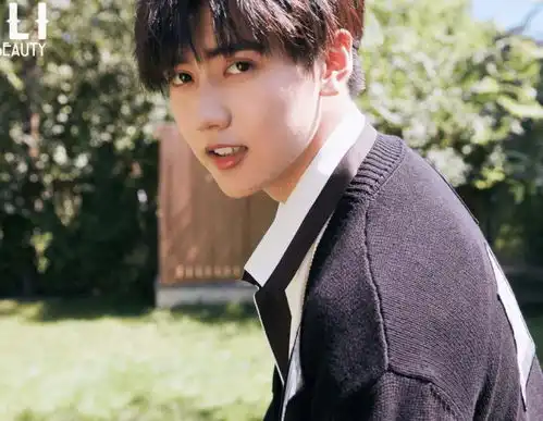 张子枫北电合照曝光,我却注意她身后的男生,都是大有来头
