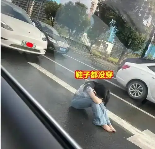 妙龄美女穿紧身衣被男子踹下豪车街头痛哭被300人围观
