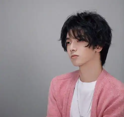 粉丝应援哪家强王一博男粉穿婚纱,华晨宇粉丝开跑车,朱一龙粉丝最沙雕
