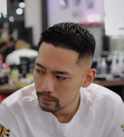 建议中年男人别再一味剪平头,太土尝试这3款发型更有型
