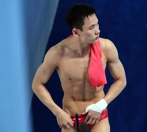 男子跳水运动员穿三角裤常遇尴尬,那为何不穿四角裤呢
