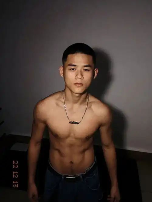 19岁福建寸头钻石男高秀腹肌,屏都都被舔烂了
