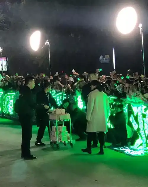 王源出发去上海,机场有粉丝摔倒,王源和史强下意识的反应太暖心
