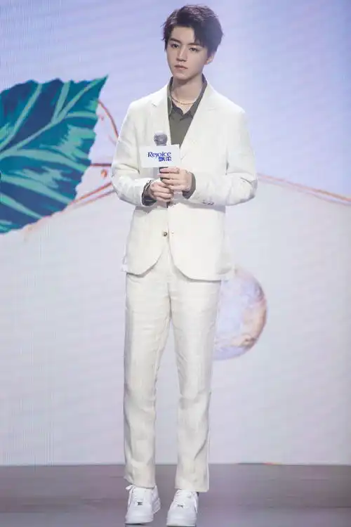 工作室发凯boss活动美图着白色西装是下凡的天使
