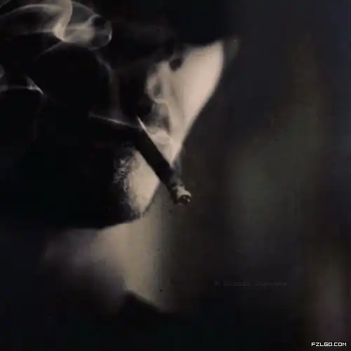 需要一个男的颓废的qq头像,黑白的,最好是那种靠着电线杆抽烟的背个挎包的那种
