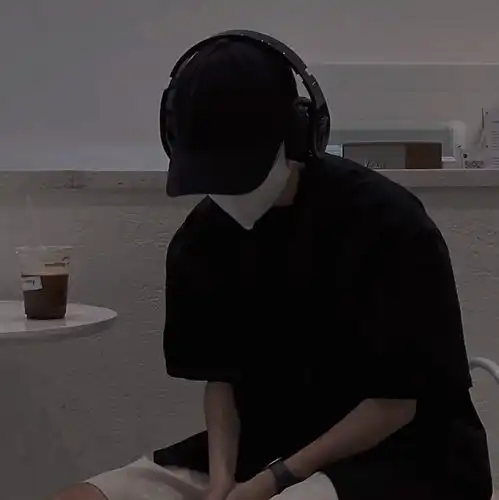 男生头像我说明天见你凌晨就开始删聊天记录
