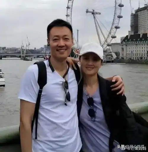 李乃文把头像换成了白色蜡烛,和朱媛媛是蓝颜知己,陪伴彼此32年
