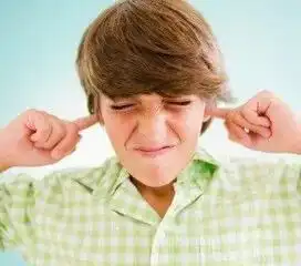 上海一男孩被虐待殴打浑身泥垢还睡在马路上真相让人担忧
