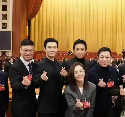 文代会男星状态,沈腾从不看镜头,刘烨变沧桑,黄晓明靠颜值赢了
