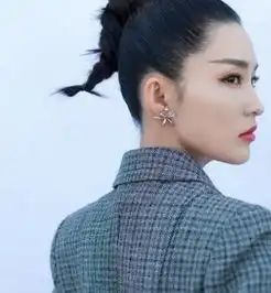 李沁最新马尾编发很帅气,穿格纹西装裙秀美腿,美出新高度

