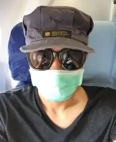 张智霖晒蒙面酷照网友挡不住的帅气
