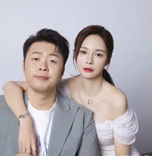 杜海涛和妈妈跳夹腿舞,母子俩太像,网友感叹基因真强大
