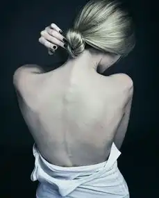 或忧伤或妩媚摄影师如何拍摄有故事的背影
