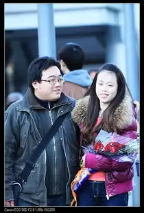 情人节日今来到,红玫瑰花遍地开,唯有孤人独自在,拿着相机满街拍
