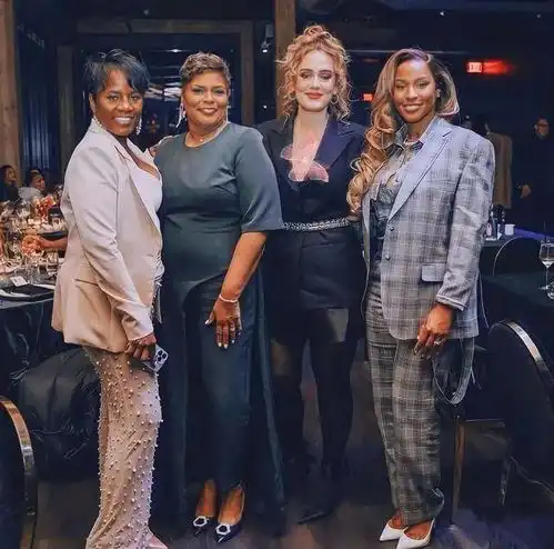 阿黛尔为男友助阵,穿黑西装美出新高度,虽然胖五官却很精致
