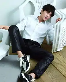 男生嘛,一件白衬衫就够了
