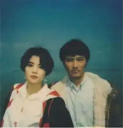 王菲20多年前的短发照被爆出,网友谁认识她身边的那个男人是谁
