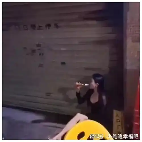 广东女子深夜独自在街头角落喝闷酒想念前男友,网友不值得同情
