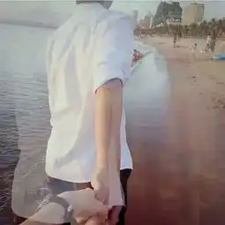 白衣服男生头像遮头的,只留脖子下面
