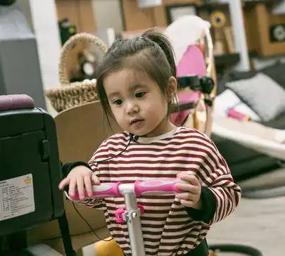 据说扎起小辫子的星二代们最可爱,不仅是女宝宝,男宝宝更是萌
