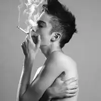 谁有男生抽着烟的黑白头像
