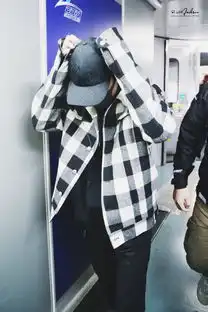 181117易烊千玺北京飞成都,格纹外套保暖时尚
