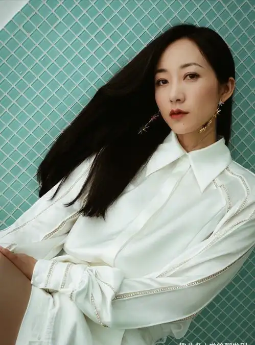 韩雪晒出美照,穿白衬衣配白短裤简不失时尚感,优雅又显气质
