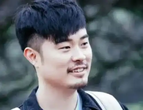 陈赫妈妈晒全家出游照,陈赫与女儿们罕见同框显父爱,网友渣男
