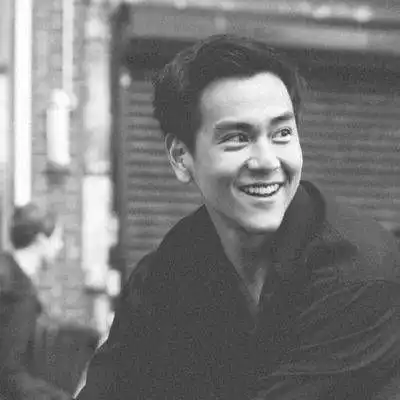 小清新男生伤感黑白头像2018精选曾经撕心裂肺如今百毒不侵
