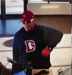 美国史上最笨劫匪抢劫现场先掉枪,后掉裤子
